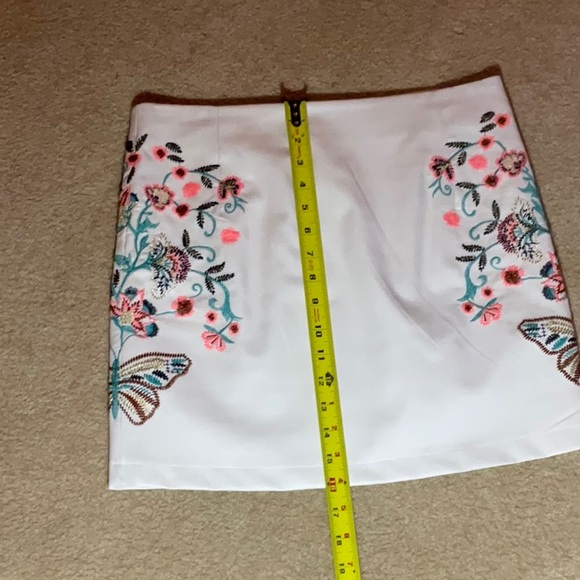 Kilky faux leather mini skirt with embroidered details size large. - Picture 6 of 9